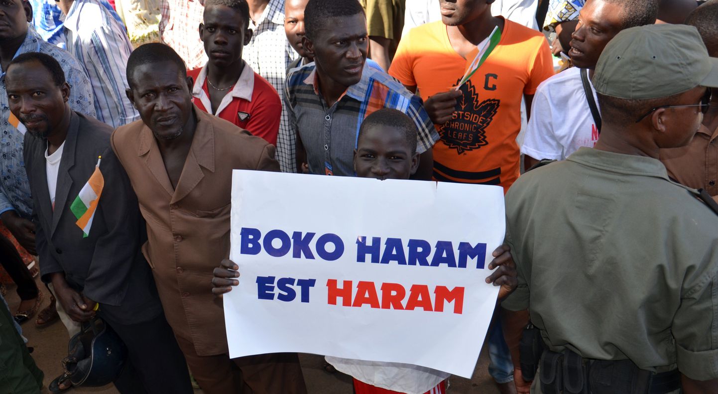 Протестующие против террористов нигерийцы.