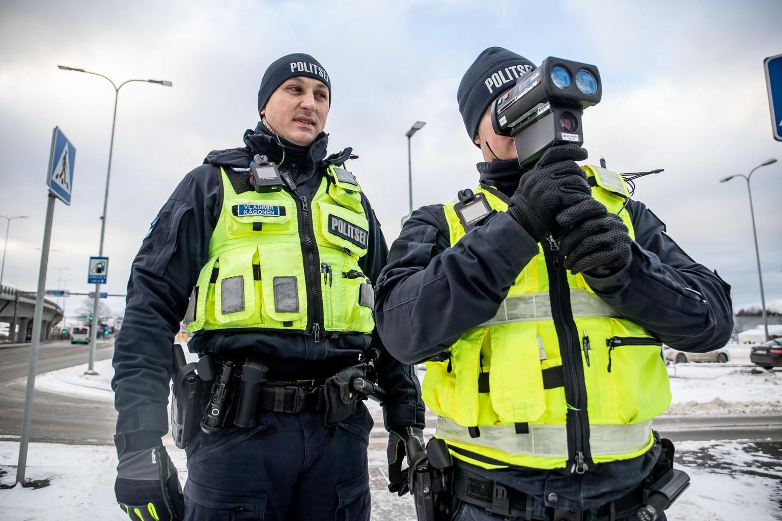 Полиция измеряет скорость на дороге в Таллинне.