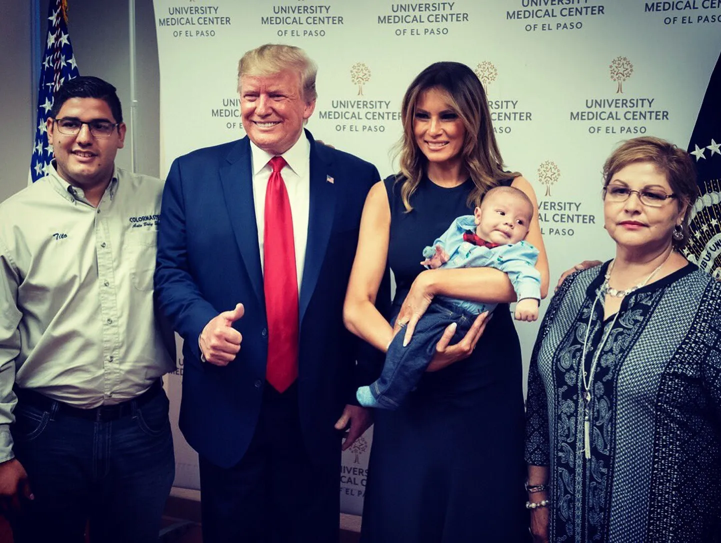 USA president Donald Trump ja esileedi Melania Trump paistsid rõõmsad, kui poseerisid koos massitulistamises orvuks jäänud lapsega.