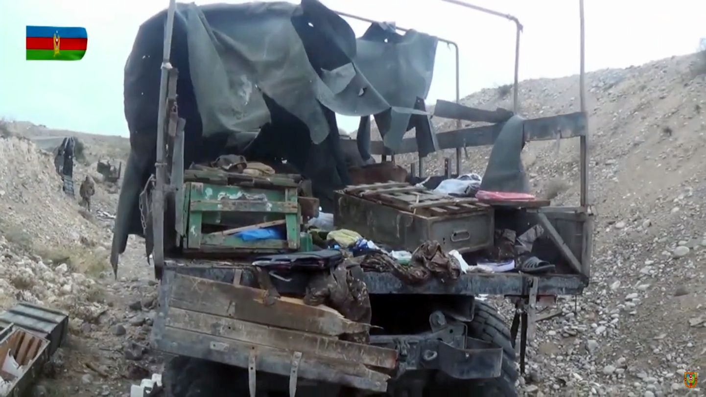 Apšaudē iznīcināta Armēnijas armijas konvoja automašīna