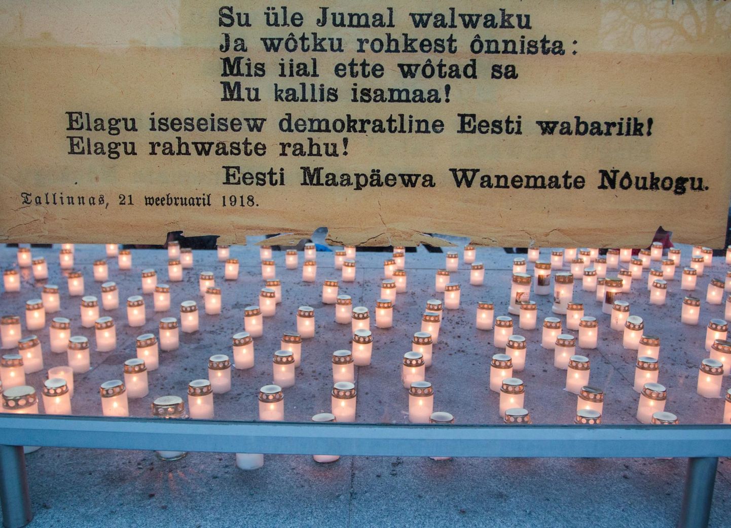 Märtsiküüditamise mälestusküünlad kolm aastat tagasi tollasel Rüütli platsil. Kuritegu inimsuse vastu ei unune.