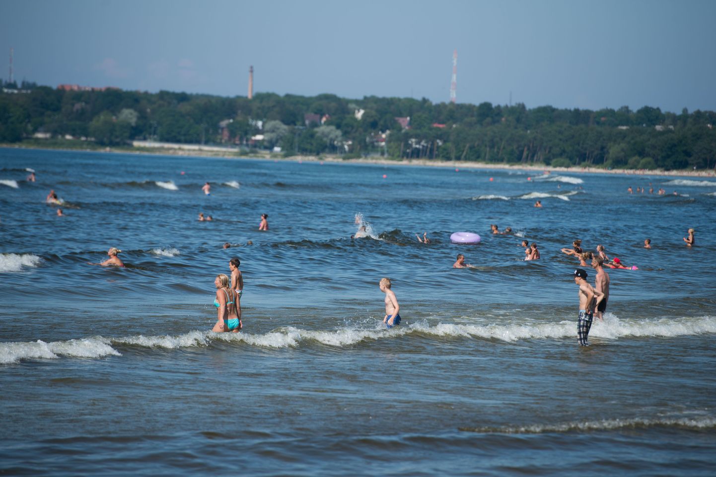 Inimesed otsisid augustikuuma eest jahutust merelainetest.