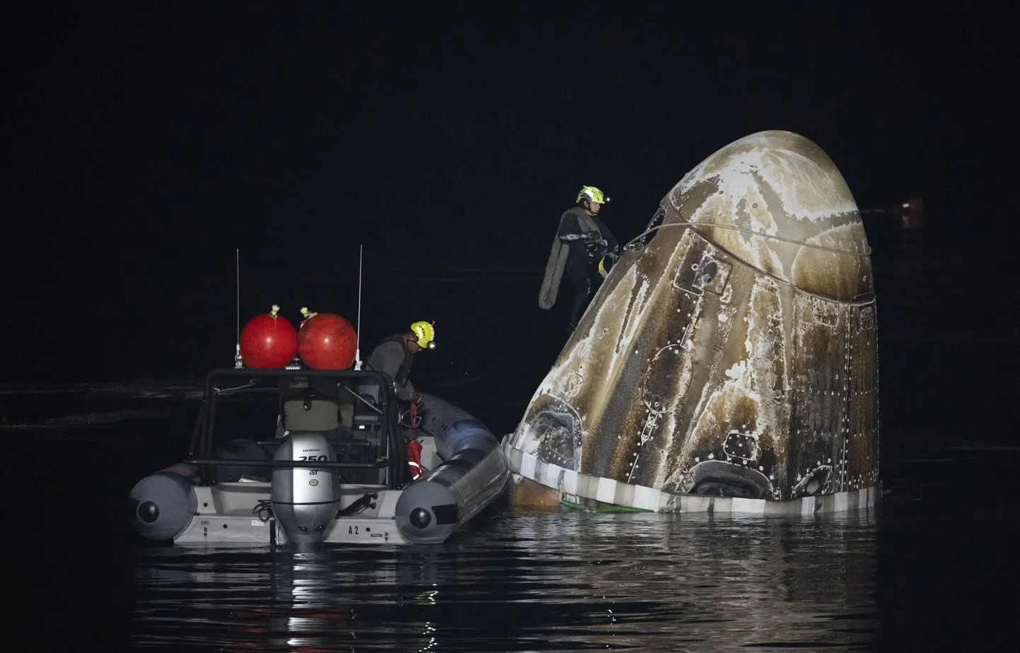 Mehhiko lahte maandunud SpaceX Dragon Endurance kosmosekapsel.