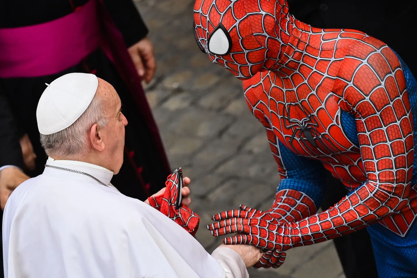 Pāvests Francisks un "Spaidermens".