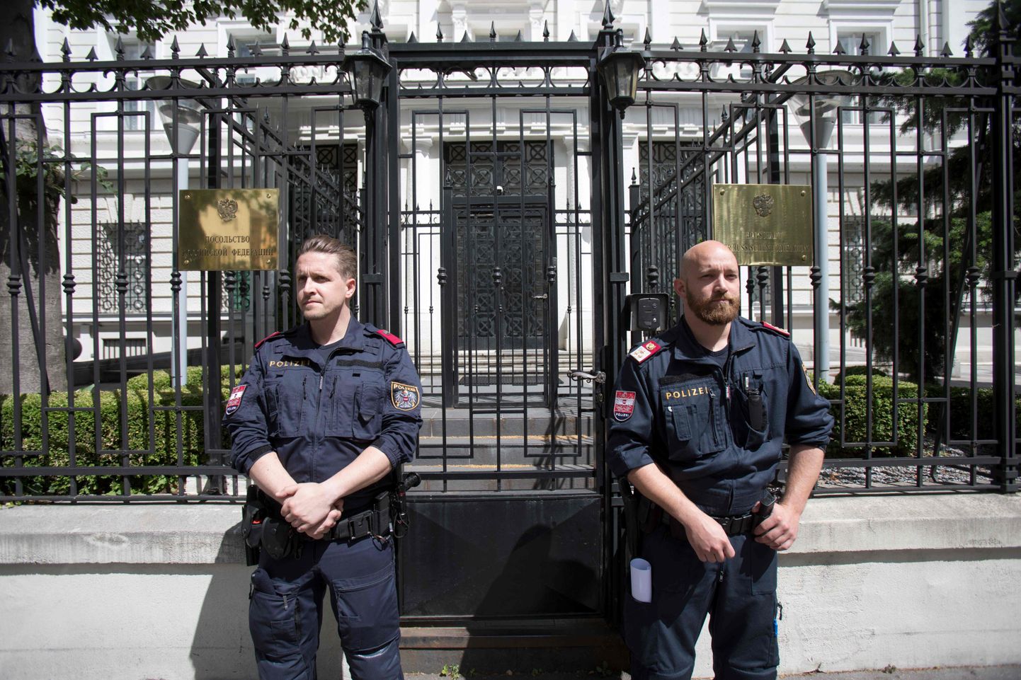 Austria politseinikud Vene saatkonna ees Viinis. Foto on illustratiivne.