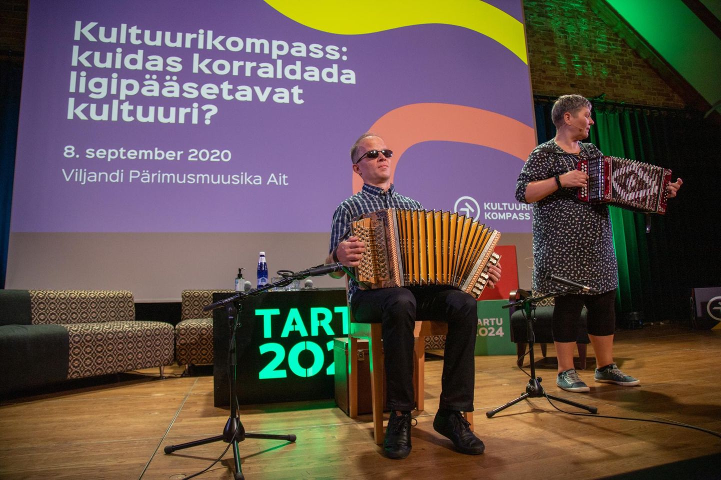 Tartu 2024 esimese ürituse Viljandis, pärimusmuusika aidas korraldatud foorumi avasid 8. septembril pillimänguga Harry Kare ja Piret Aus.