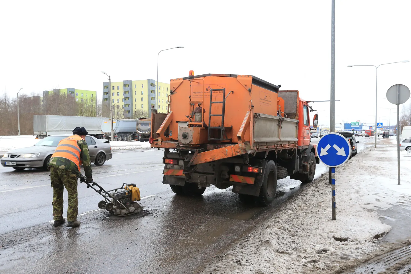 Tartus Kalda teel käis täna hommikul hoogne tänavaaukude parandamine, sulailmaga tuleb neid aga üha juurde.