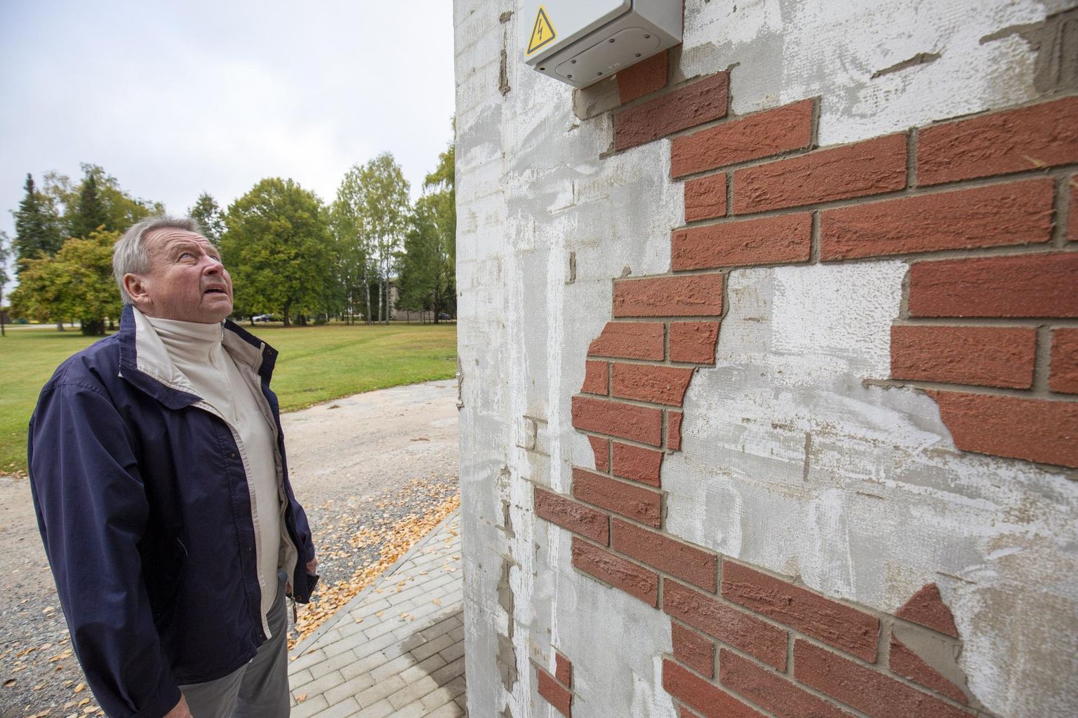 Väätsa elanik Toomas Hirbaum tunneb rahvamaja fassaadi lagunemise pärast suurt muret.