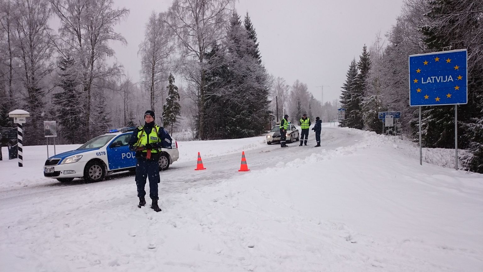 Полицейские проверяют машины эстонско-латвийской границе.