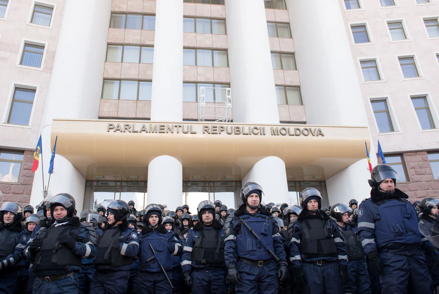 Moldova valitsusehoone politsei tugeva valve all protestide ajal, jaanuaris 2016