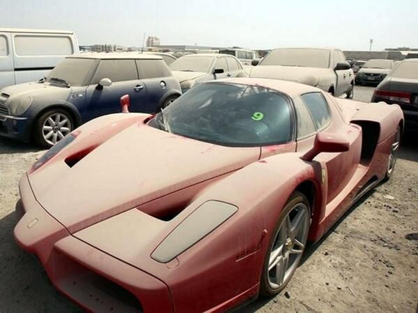 Ferrari Enzo ootab Dubais omanikku