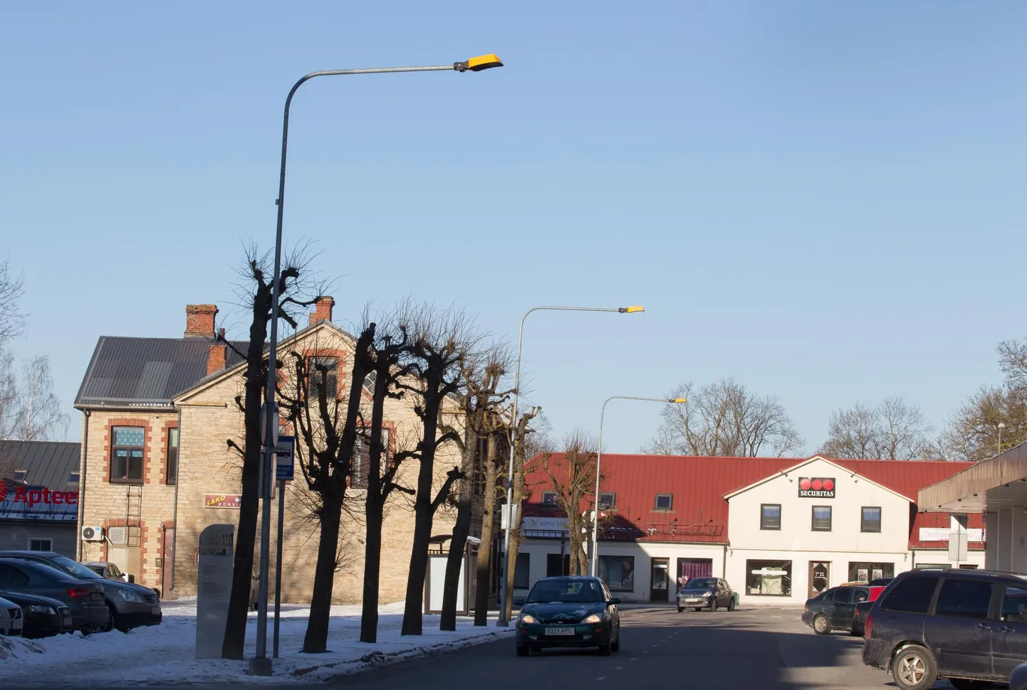 Vasakule jäävas majas Tallinna ja Laia tänava nurgal müüdi pikka aega jalanõusid, viimati veel kolm-neli aastat tagasi.