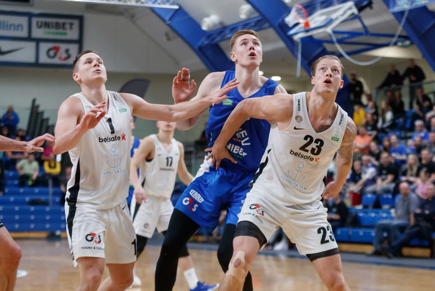 Korvpalli meistriliiga viimase finalisti otsustavad BC Kalev/Cramo ja Pärnu Sadam. Endise tippmängija- ja treeneri Heino Endine arvates on suvepealinnaklubi otsustavates mängudes hästi üles leinud Ivo Van Tamme (paremal).