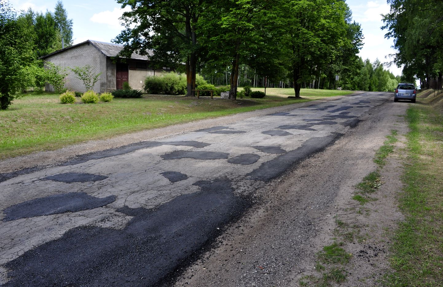 Ceļš ar nolietotu asfalta segumu