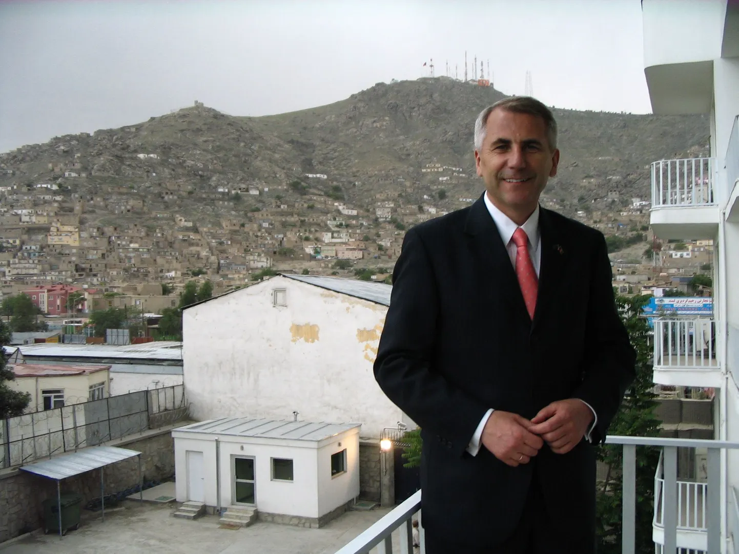Vygaudas Ušackas oma praeguse töökoha rõdul Kabulis.