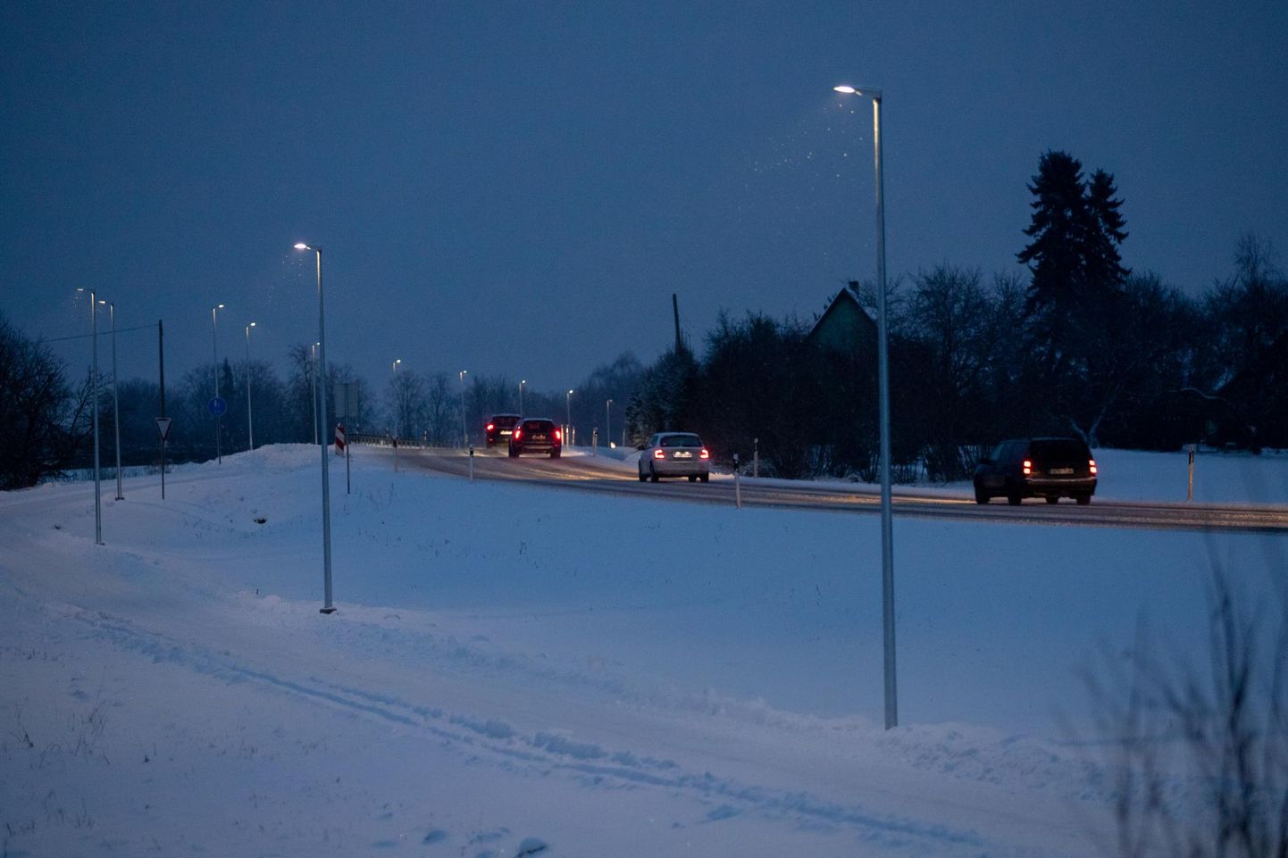 Tartu maantee kõrval kulgeva Tänassilma kergliiklustee äärde pandi valgustiposte enam kui 1,2 kilomeetri pikkuselt.