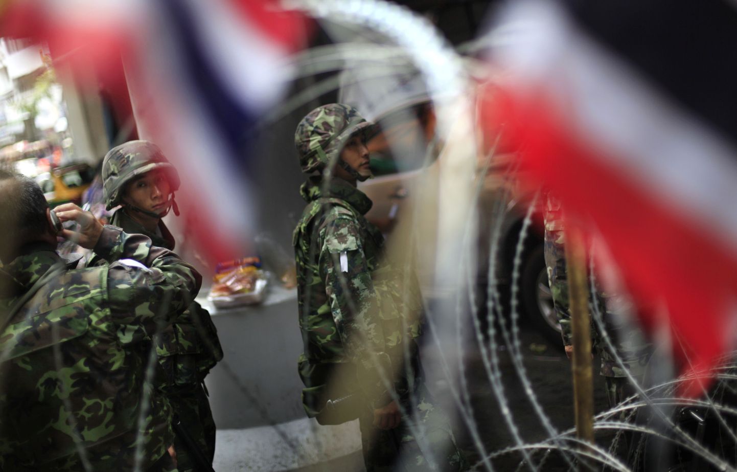 Tai sõdurid valvamas okastraatidega ümbritsetud Bangkoki äripiirkonna juures.