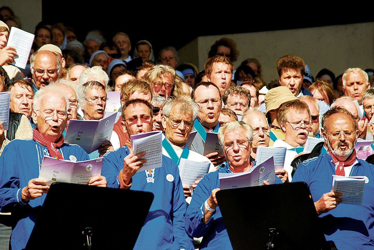 Laulukaare all andis oma osa 3300 laulja üheshingamisse sinistes särkides Wolfhageni koor Saksamaalt.