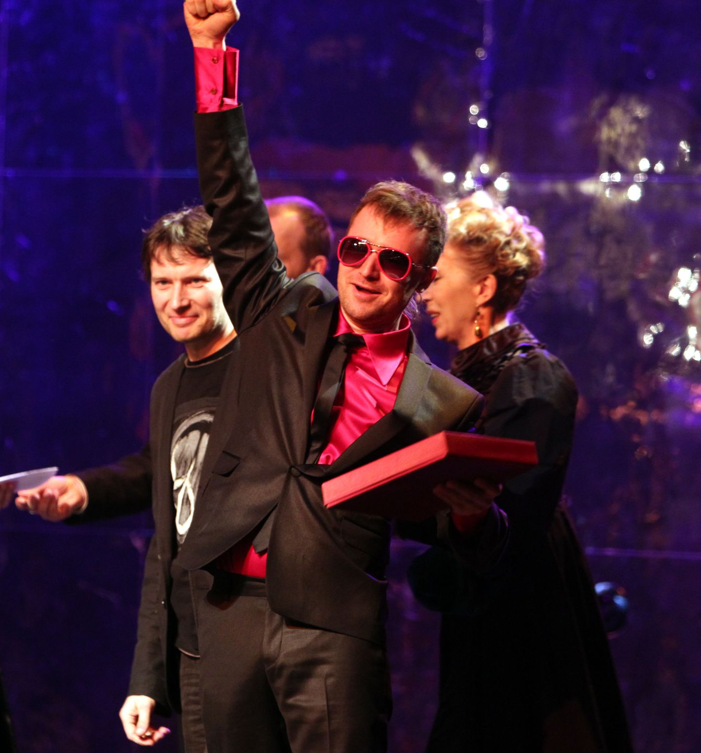 Pildil on Ruslan Trochynskyi (prillidega) ja Taago Tubin, sõnalavastuse muusikalise kujunduse auhind.