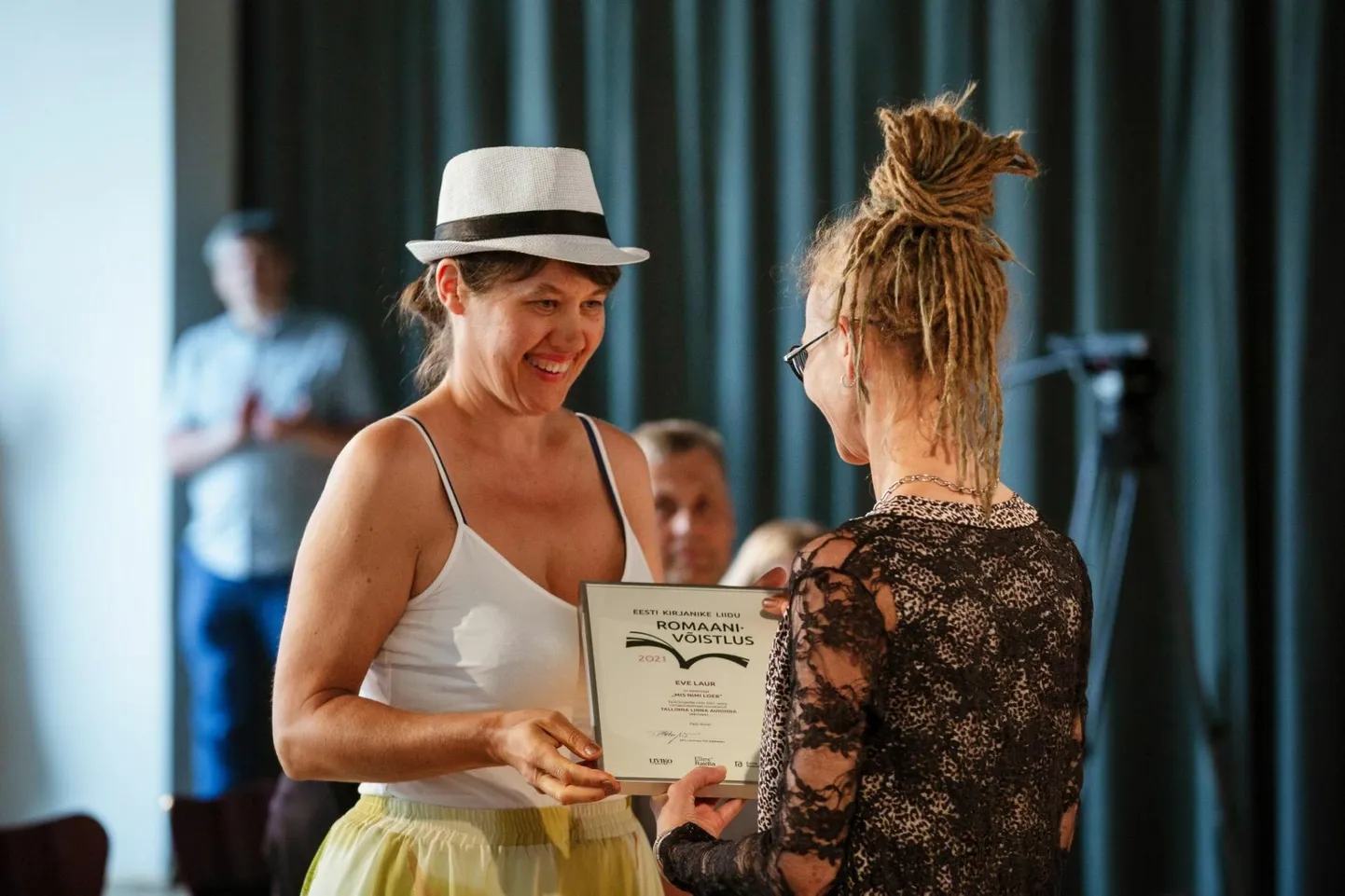 Eve Lauri «Õmblejanna» pälvis kirjanike liidu 2021. aasta romaanivõistlusel Tallinna linna preemia.