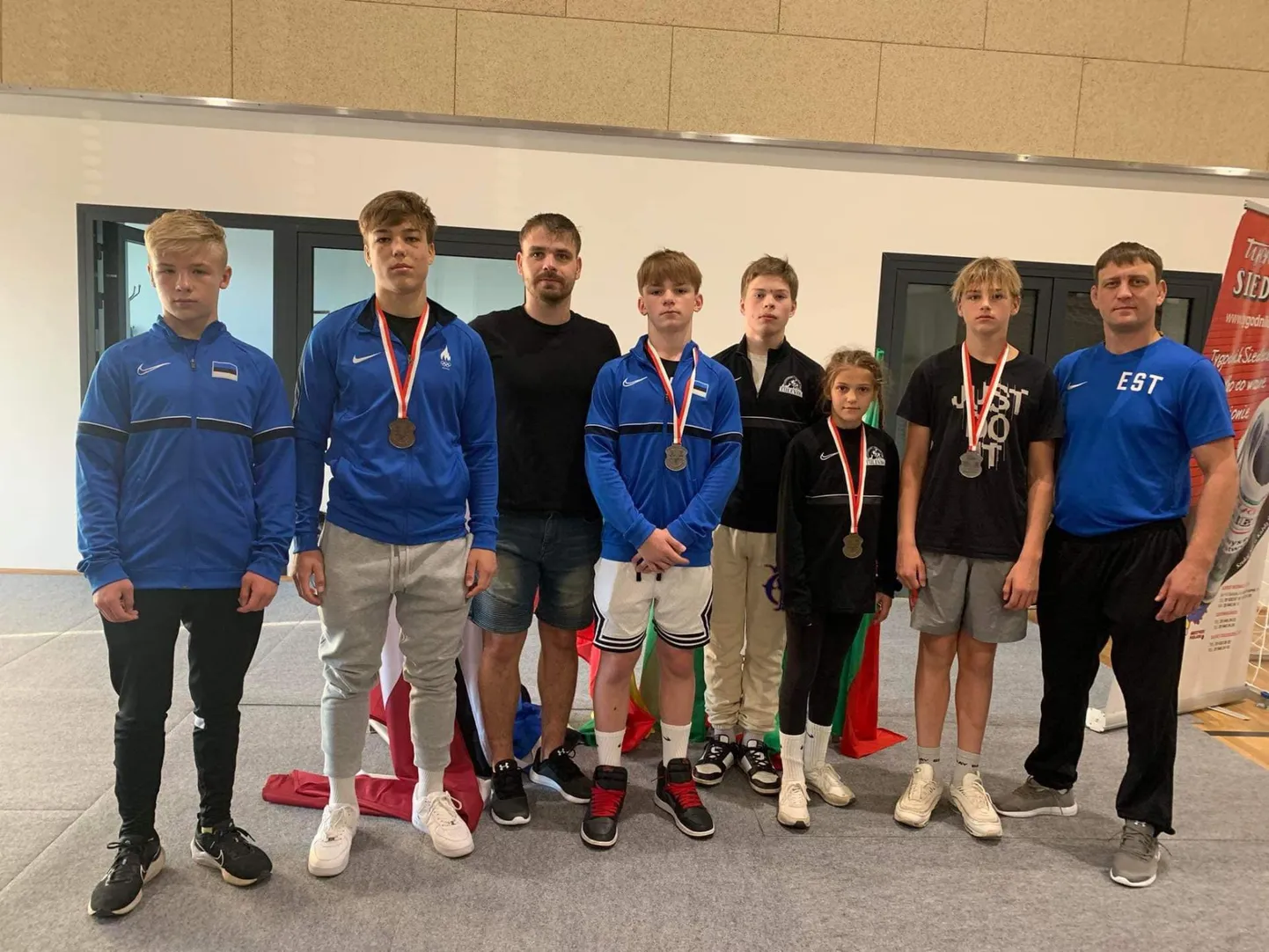 Viljandi noormaadlejad naasid Poola kõrgetasemeliselt turniirilt nelja medaliga. Pildil on (vasakult) Mikk Talimaa, Tristan Aleksandrov, kohtunik Kuldar Ennika, Daniel Jasnov, Kaarel Koobas, Liy-Ann Kiipus, Sander Loit ja treener Rain Aleksandrov.