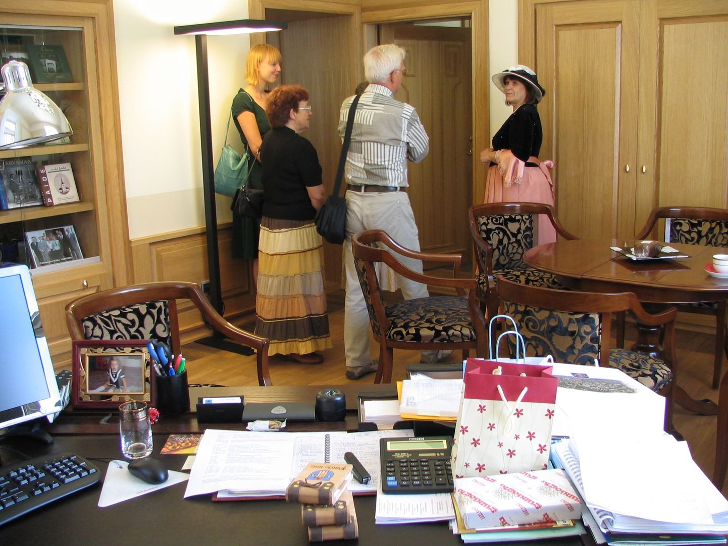 Paide linnapea Kersti Sarapuu (paremal) tutvustab linnakodanikele oma kabinetti.
