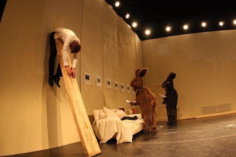 Teater NO99 2009 aasta lavastus «Kuidas seletada pilte surnud jänesele» (lavastuse idee, kontseptsioon ja lavastus Tiit Ojasoo ning Ene-Liis Semper) on oma pealkirja saanud Joseph Beuysi samanimelise performance'i järgi.