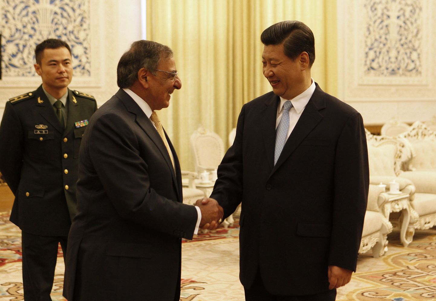 USA kaitseminister Leon Panetta (vasakul) koos Hiina asepresidendi Xi Jinpingiga.