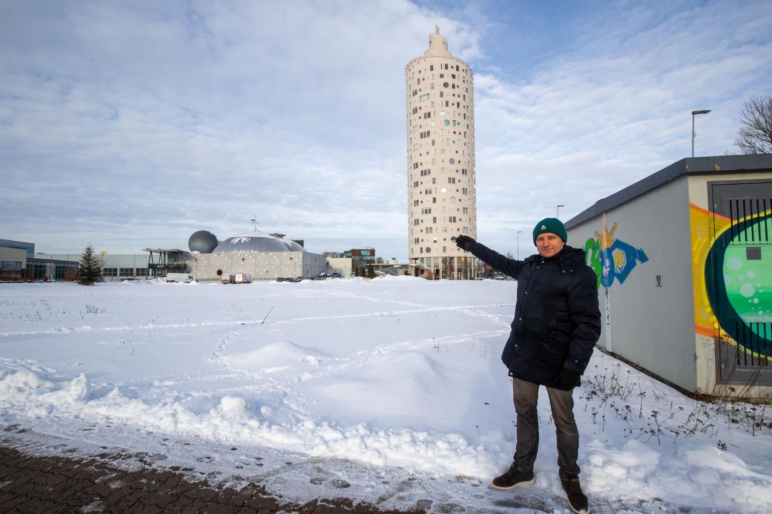 Kaarsilla Kinnisvara müügijuht Allan Tull näitab, kuhu on plaanis uus ärikvartal rajada. Uued hooned jäävad tema sõnul taamal kõrguva Tigutorni kõrval üpris madalateks.