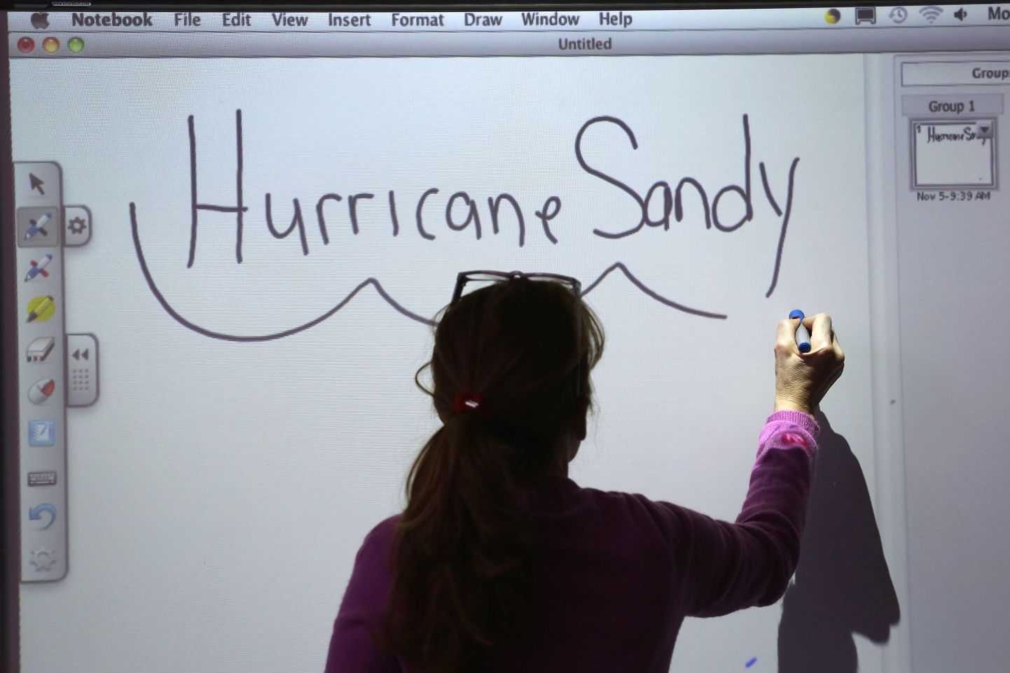 New Yorgi riigikooli nr 188 õpetaja Millie Ramirez kirjutas tahvlile orkaan Sandy, et rääkida õpilastega kõnealusest loodusnähtusest.