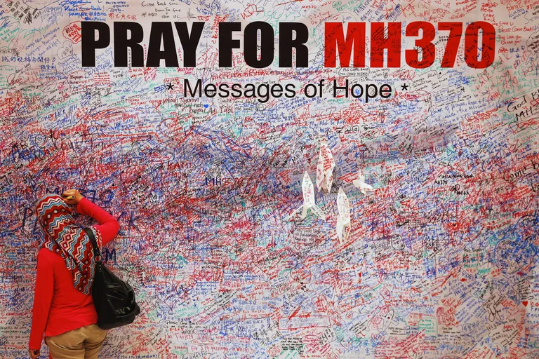 Malaysia Airlinesi kadunud lennu MH370 mälestussein Malaisias Kuala Lumpuri lennujaamas