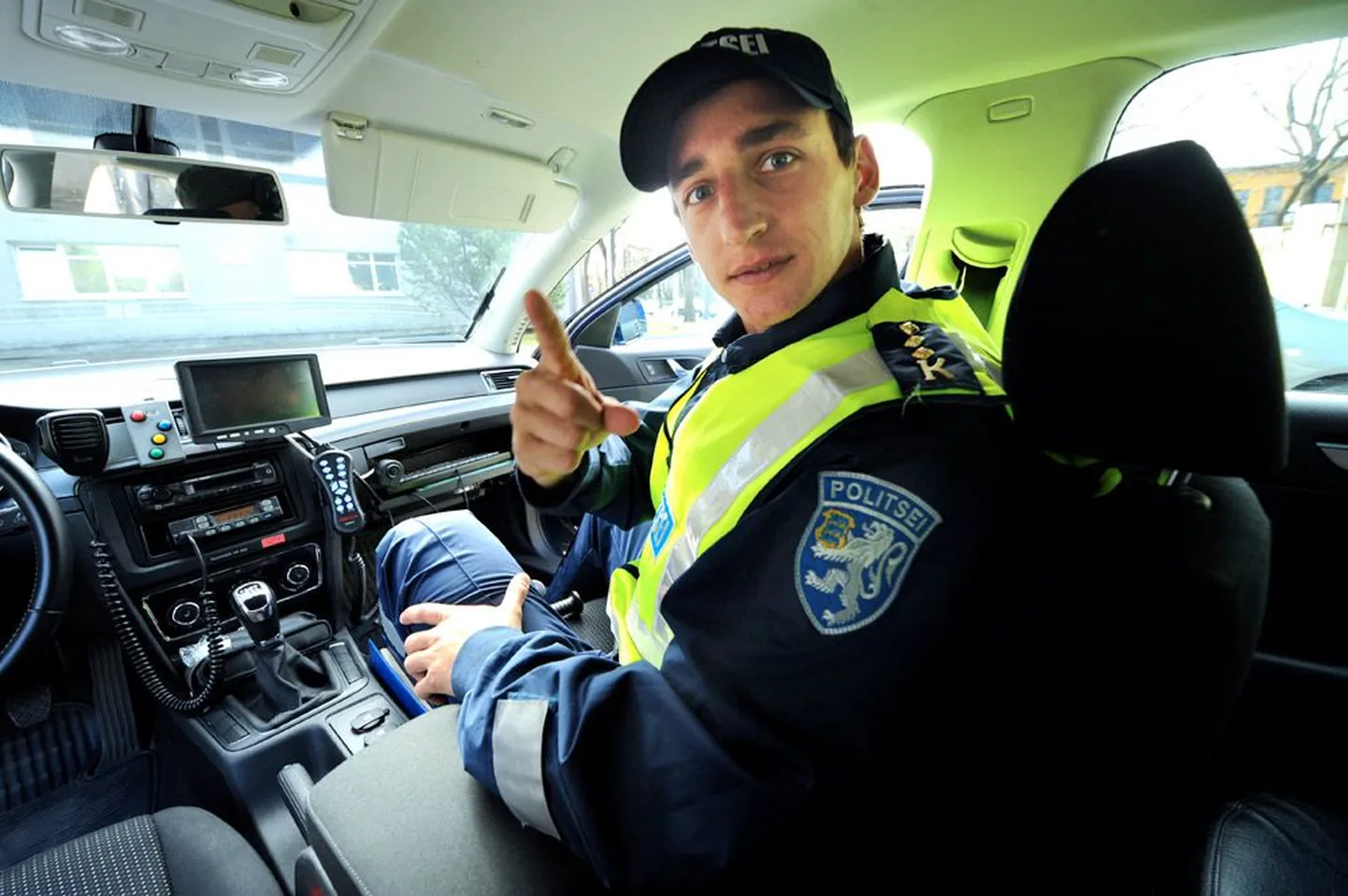 Nädal tagasi Eesti koondise katsevõistluse võitnud sõudja Allar Raja on politseinik 24 tundi ööpäevas, ka vabal        ajal kutsub ta inimesi korrale.