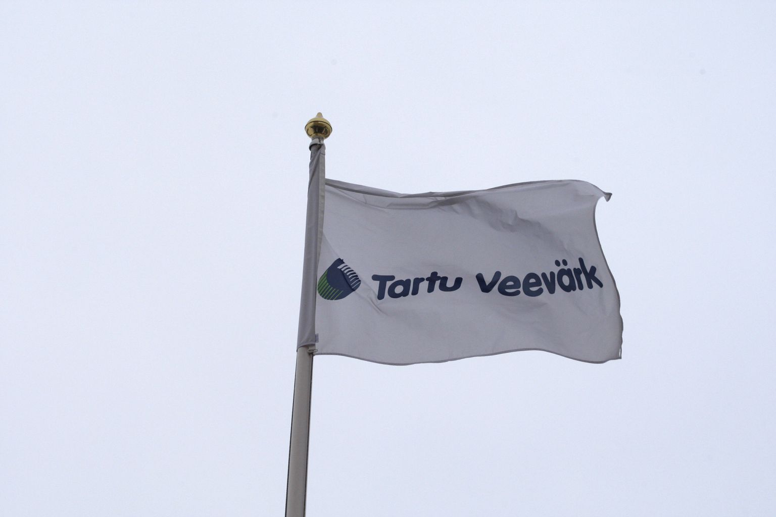Tartu Veevärgi lipp peamaja ees.