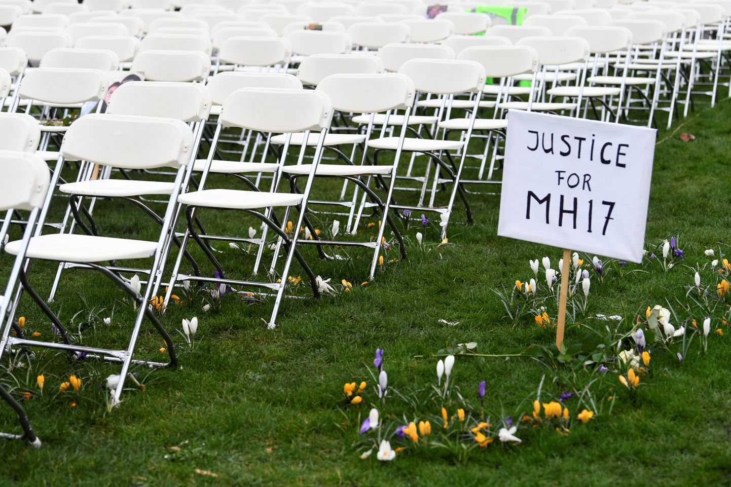 Lennu MH17 ohvrite sugulaste korraldatud meeleavaldus Haagis Vene saatkonna ees 8. märts 2020.