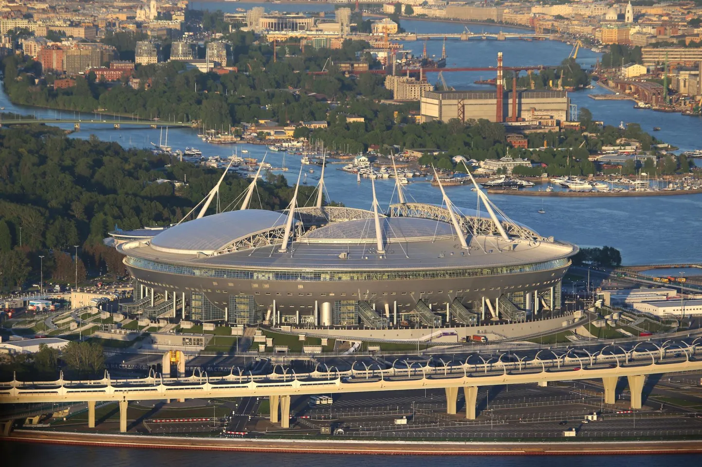 2018. aasta MMiks Peterburi püstitatud uhke staadion, mis vahepeal sai nime Gazprom Arena ning kus mai lõpus pidanuks toimuma Meistrite liiga finaal.