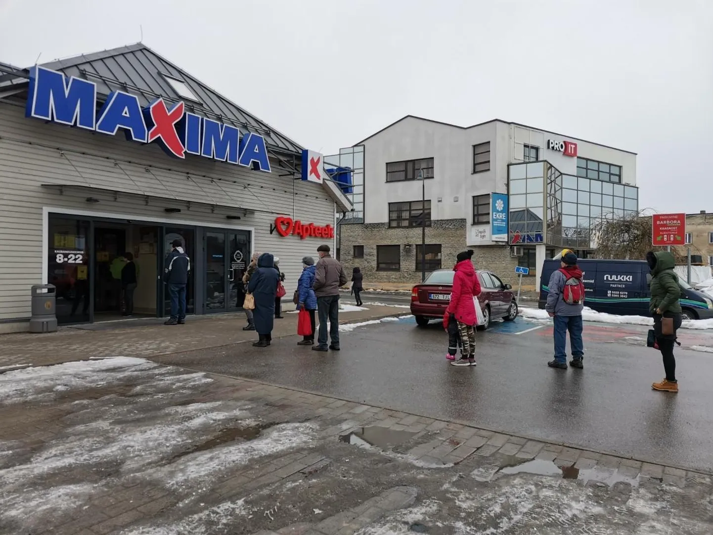 Järjekord Maxima kaupluse juures.