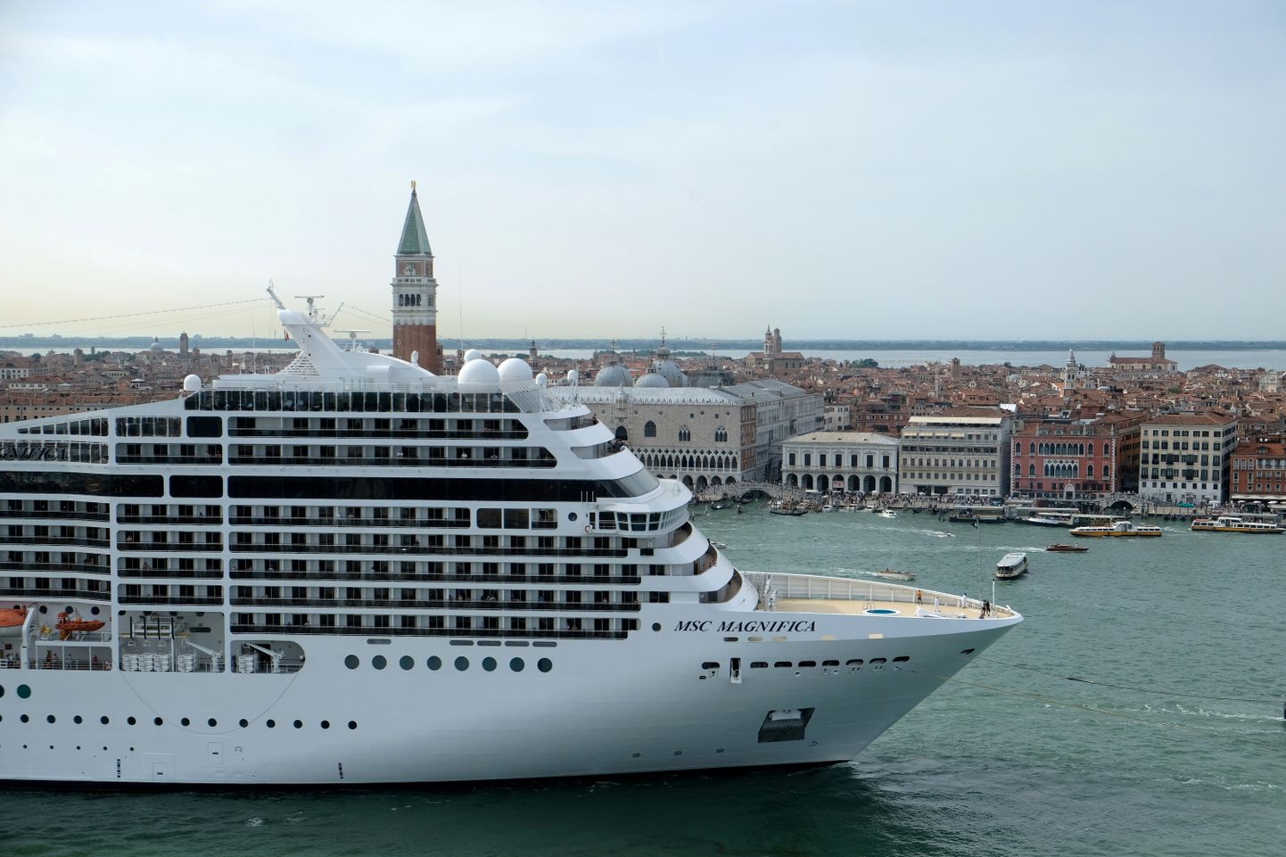 Круизный лайнер в Венеции в 2019 году.