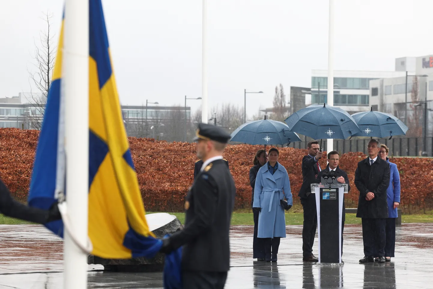 Rootsi lipu heiskamine NATO peakorteri juures Brüsselis. Foto on illustratiivne.