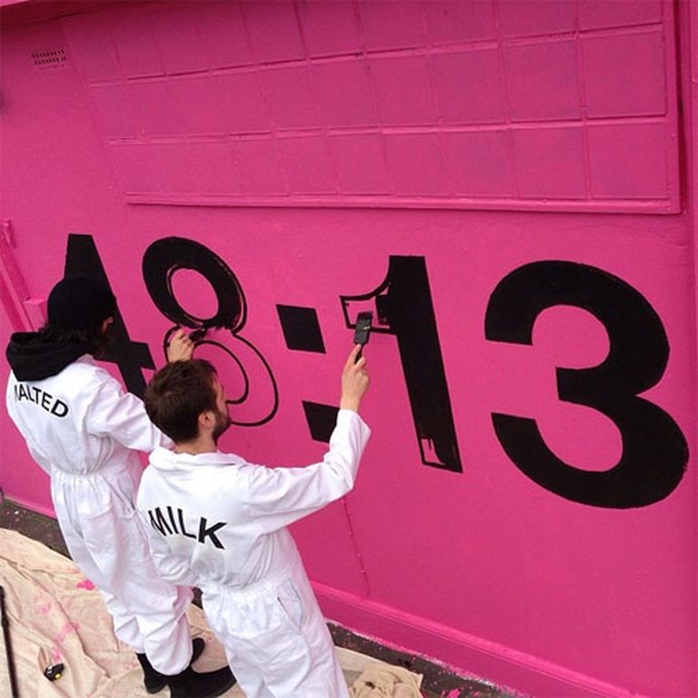 Pizorno un Meigans paši promotē jauno albumu, nokrāsojot kādas ēkas sienu kā albuma vāku 