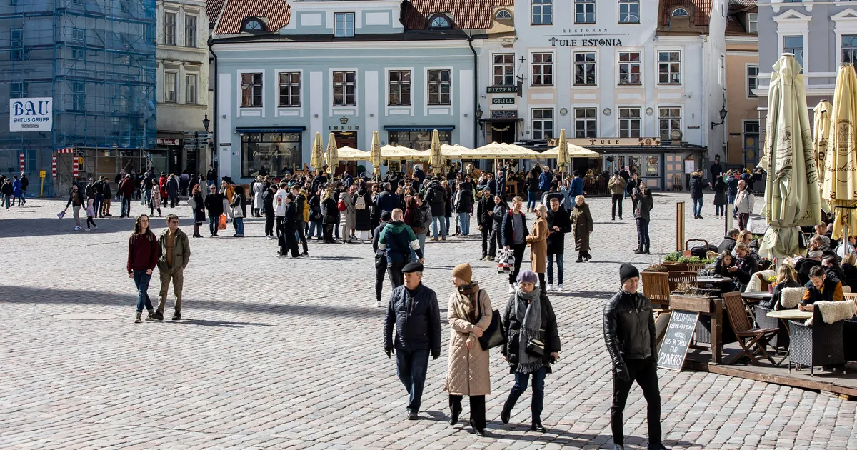 Julge plakat Tallinna vanalinna kohviku ees pakub endiselt kõneainet