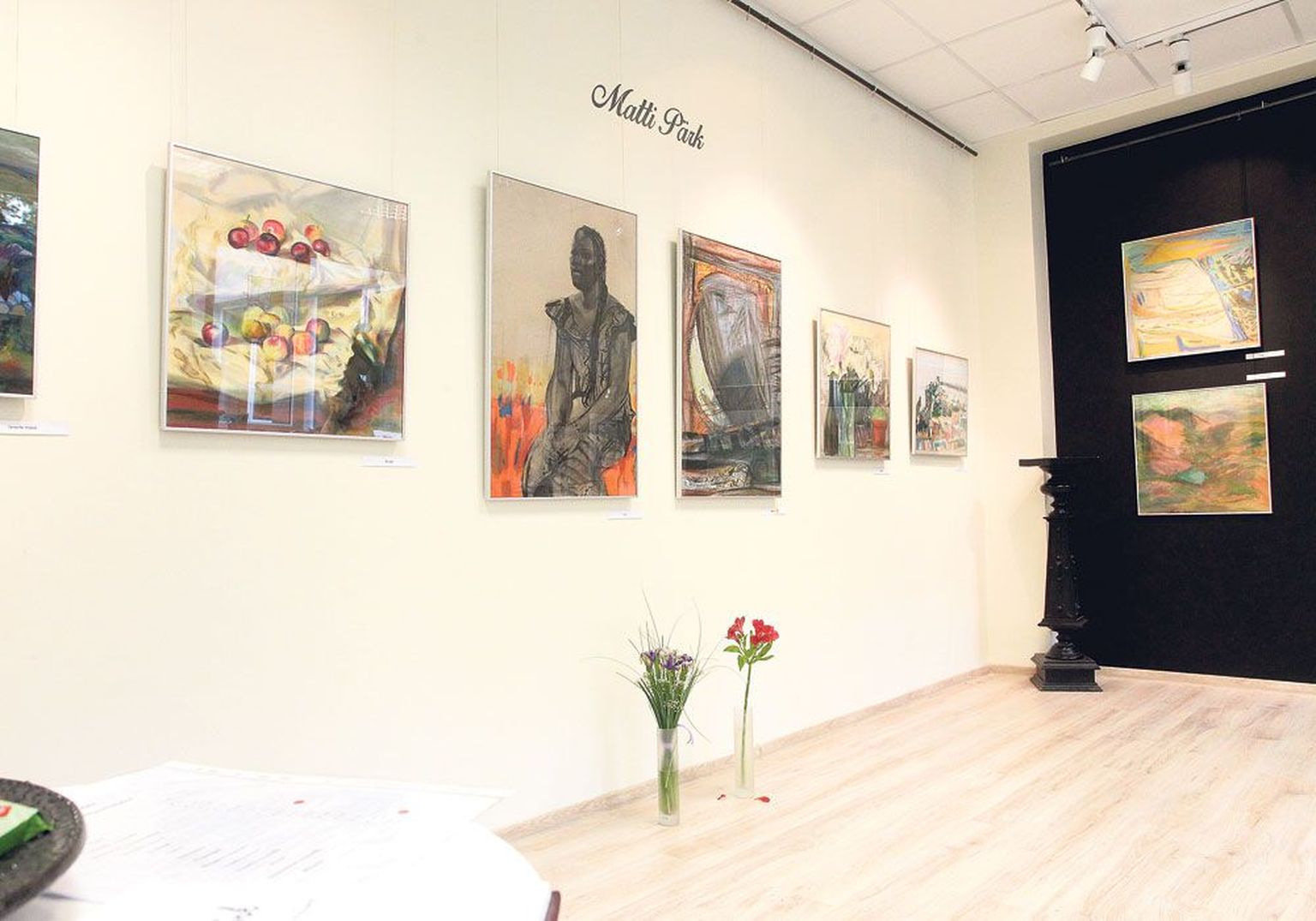 Näituse keskmes on kõrvuti portree «Taco» (vasakult) ja abstraktne joonistus «Salapära».
