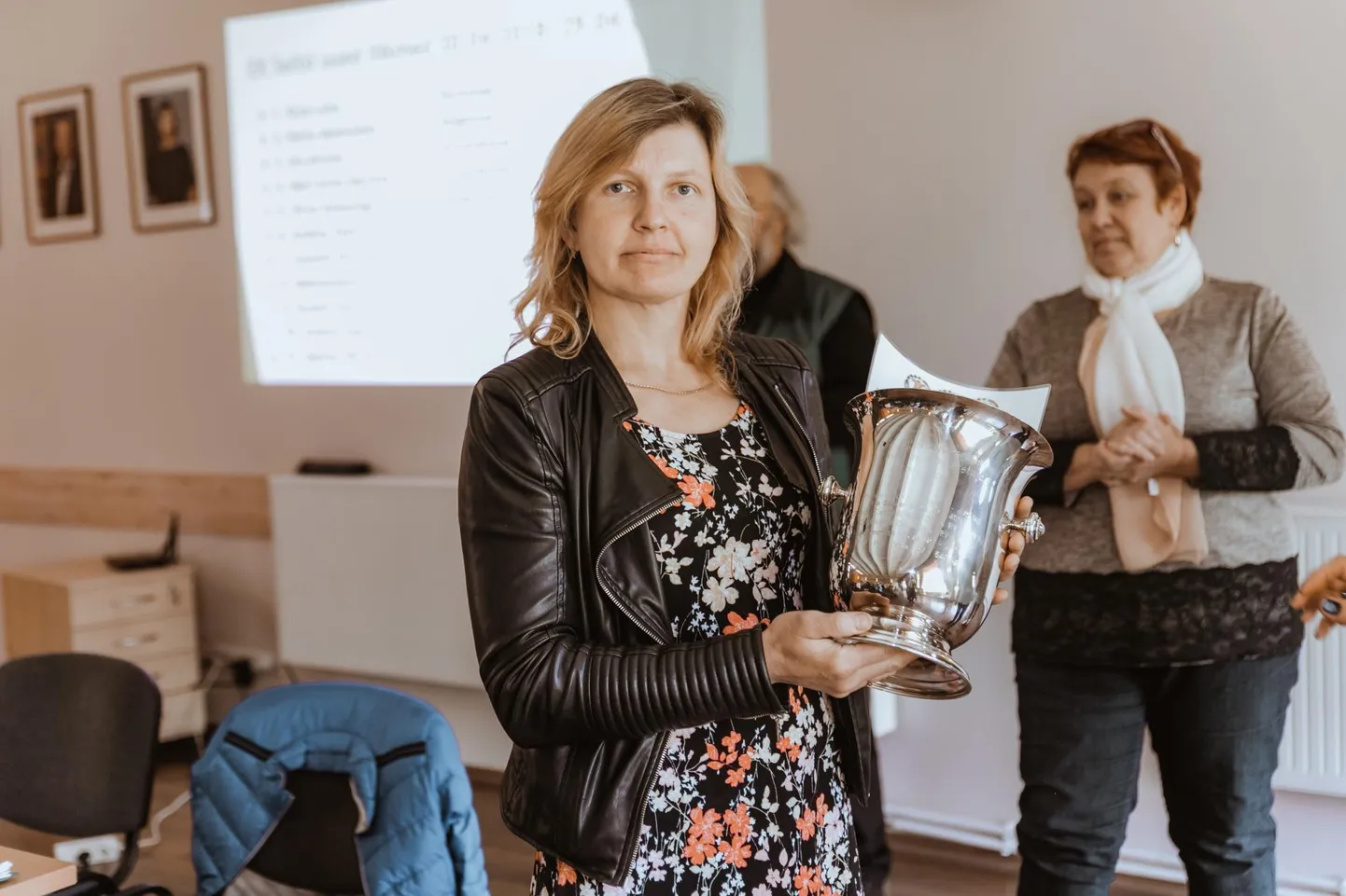 Viljandimaa Andressaare talu perenaine Merja Magnus võttis Eesti Maakarja Kasvatajate Seltsi üldkoosolekul vastu rändhõbekarika, tunnustuseks maatõule pühendumise eest.