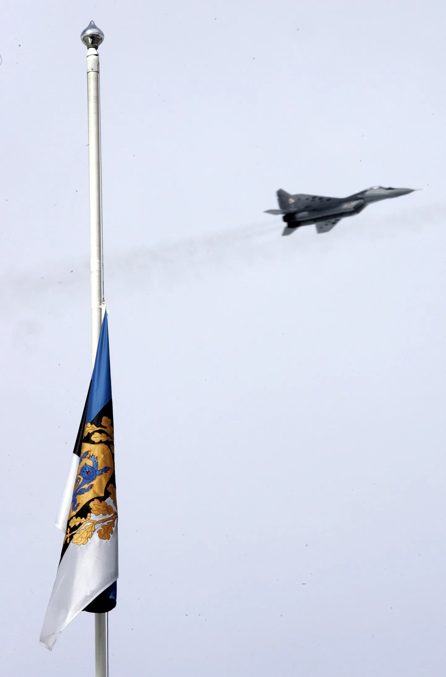 NATO hävitajate ülelend Kadriorust 27. märtsil 2006. aastal president Lennart Meri ärasaatmisel.