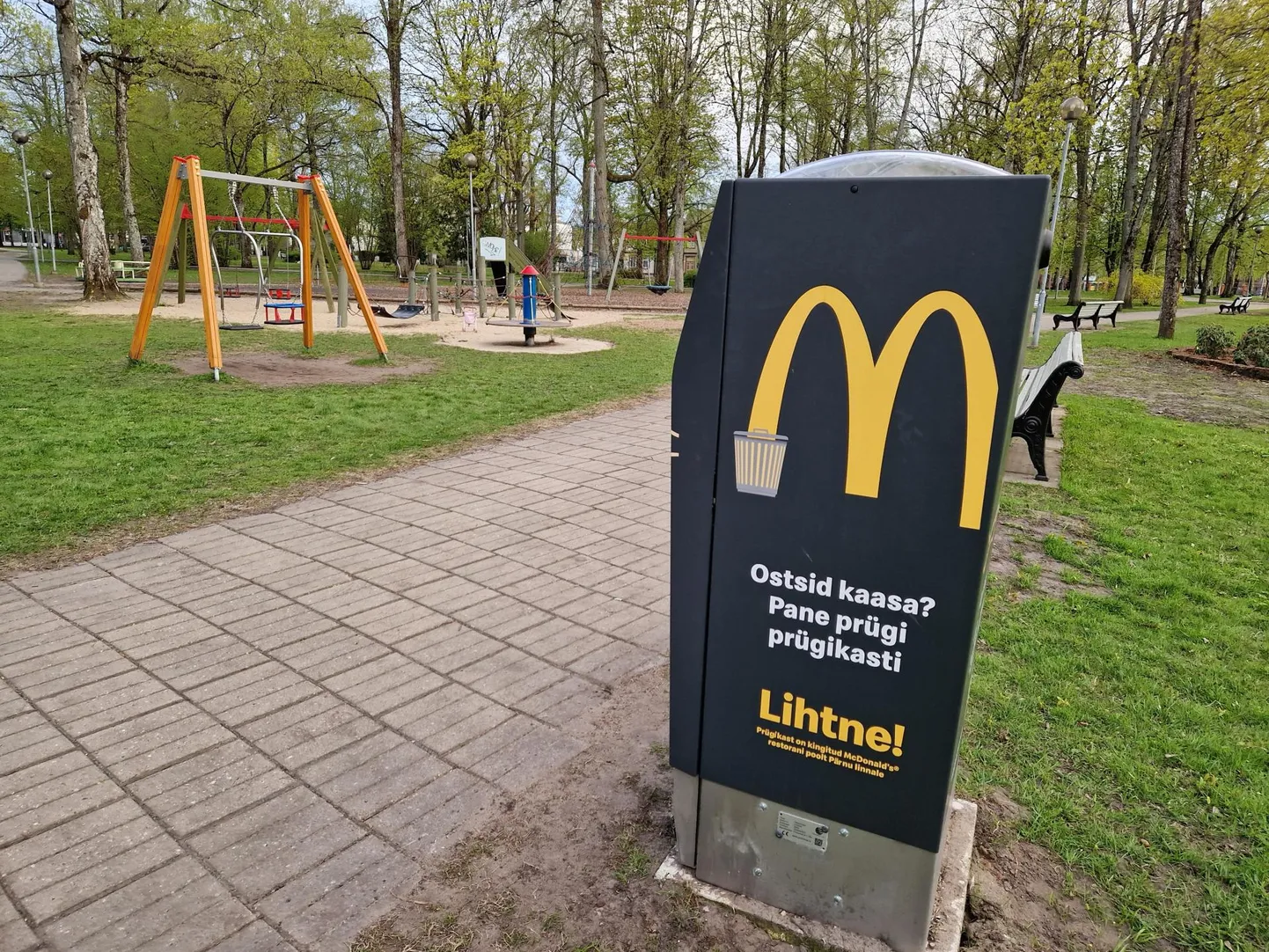 Pärnu volikogu otsustas märtsi lõpus, et kiirtoitu reklaamivad prügikastid peavad laste mänguväljakutelt kaduma.