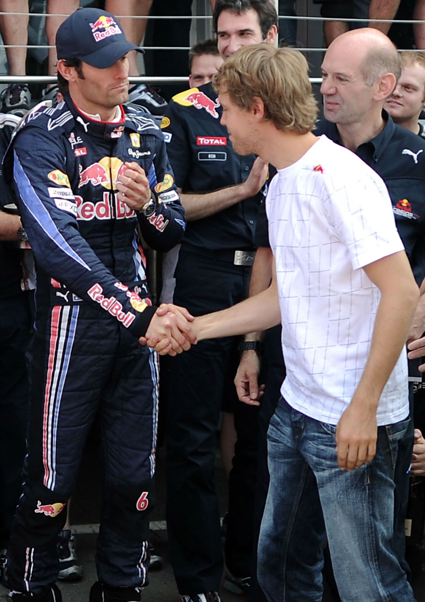 Red Bulli piloodid Mark Webber (vasakul) ja Sebastian Vettel suruvad kätt
