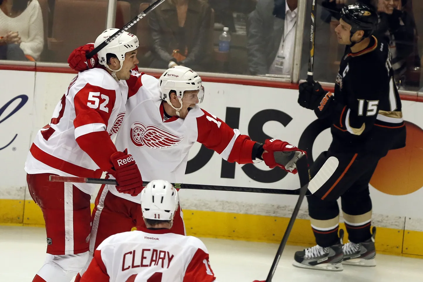 Gustav Nyquist (keskel) võiduväravat tähistamas
