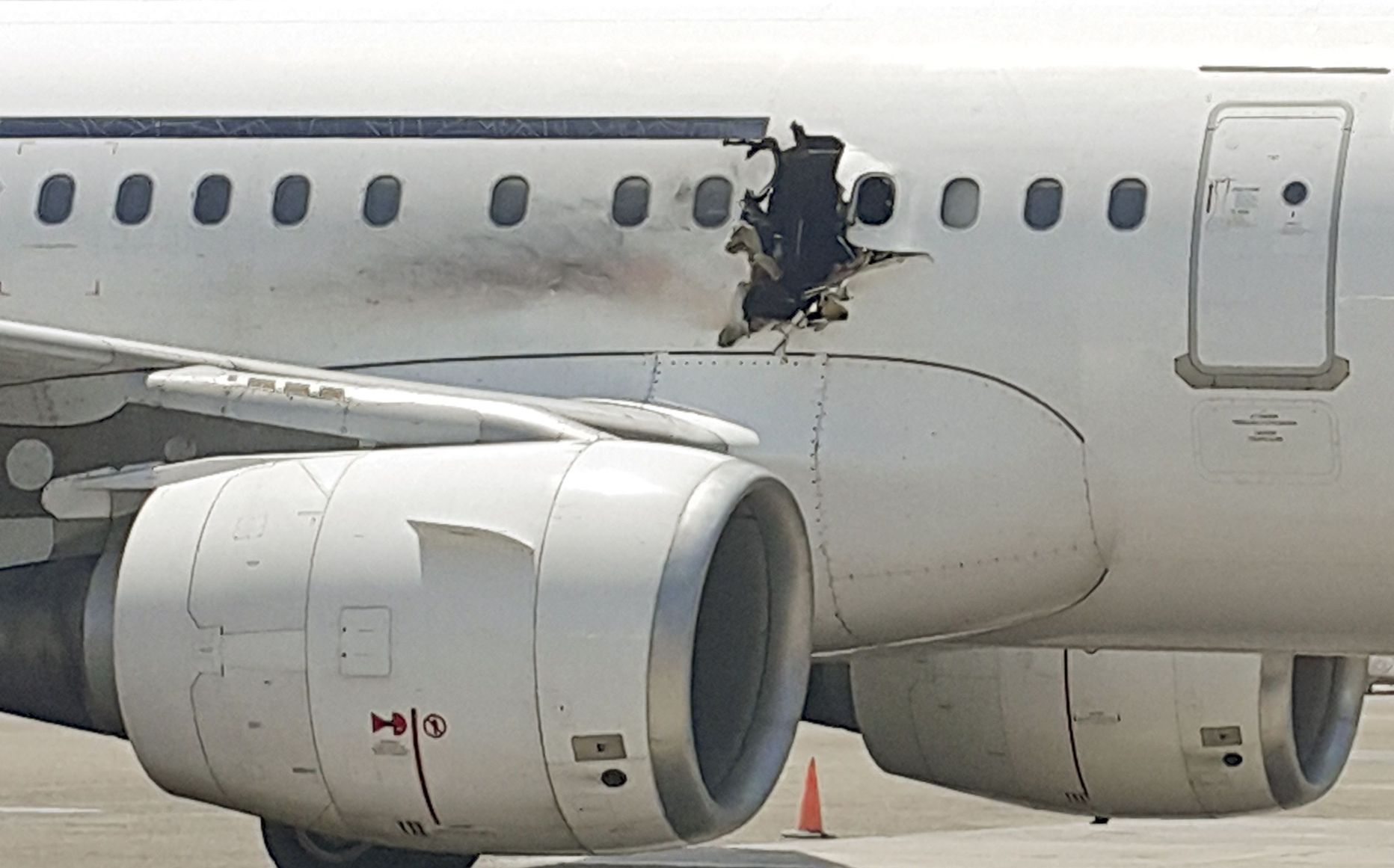 Самолет, который подорвал смертник в Сомали.