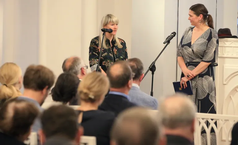 Fotograaf Birgit Püve (vasakul) ja ülikooli muuseumi direktor Mariann Raisma.