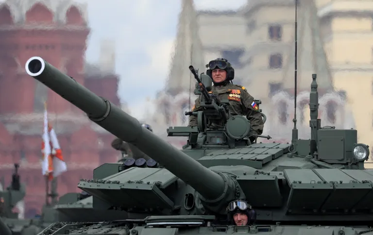 На фотографии танк Т-80БВМ на Красной площади.