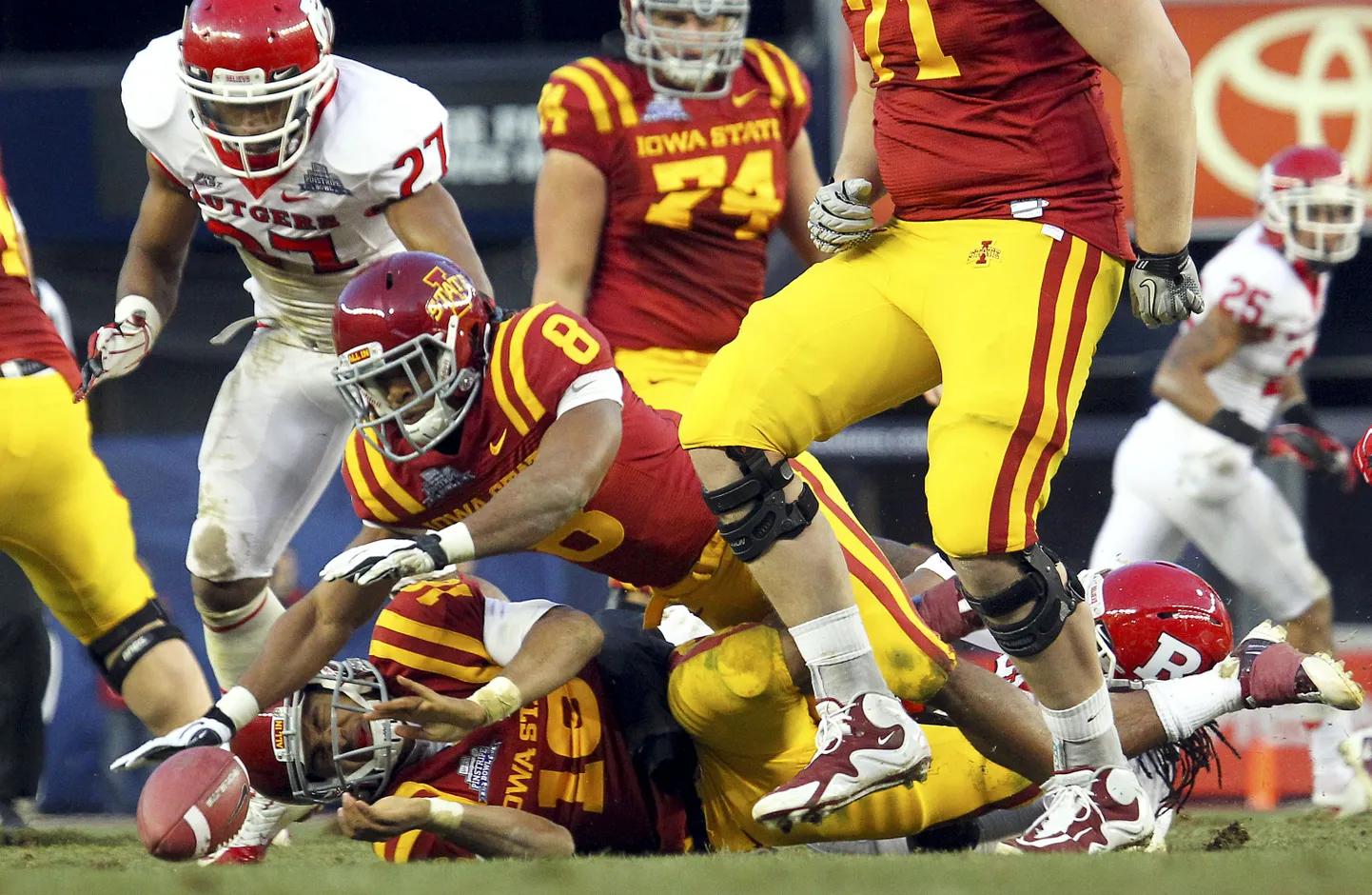 Iowa State'i meeskonna mängijad (punastes-kollastes vormides).